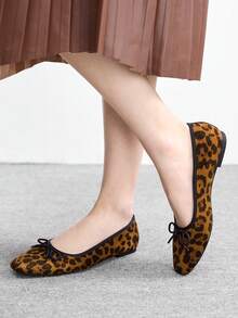 CUCCOO BIZCHIC أحذية بالية ذات كعب منخفض بتصميم فرنسي مربع الأصبع، مصنوعة من قماش مخمل مطبوع بنمط نمر بني وزخرفة فيونكة بسيطة وجميلة، مناسبة للارتداء في جميع الفصول وللتنقل اليومي وحفلات عيد الحب وغيرها من المناسبات - ليوبارد براون - مشاهدة 6