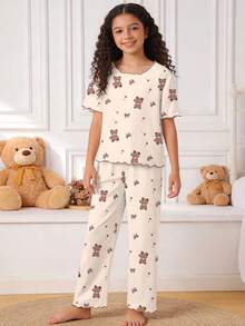 Genkimix Kids 少女两件套睡衣套装，包括一件印满小熊和蝴蝶结图案的T恤，搭配一条宽松的印花荷叶边裤，适合春夏休闲居家穿着。 - 杏色 - 查看 5