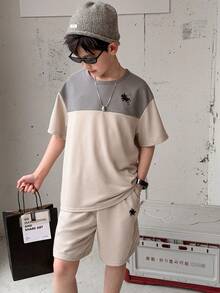 SHEIN 2件套男童休闲撞色圆领短袖T恤短裤套装，适合通勤、上学、日常休闲穿着、运动、春夏穿着。 - 彩色 - 查看 5