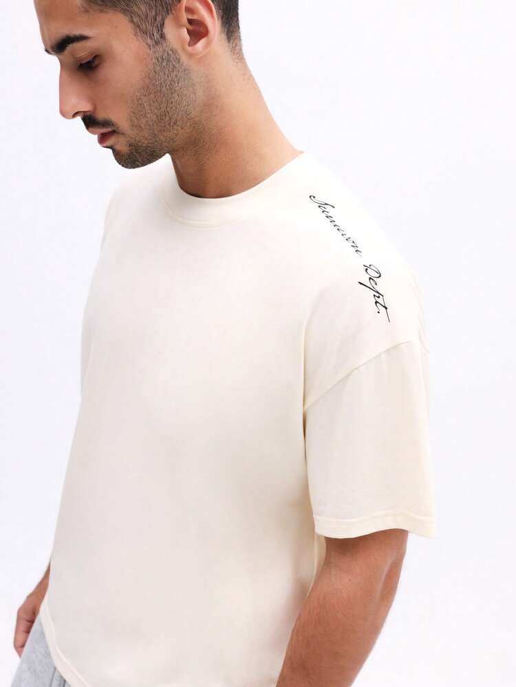 Camiseta de gola redonda com modelagem quadrada e estampa cursiva.