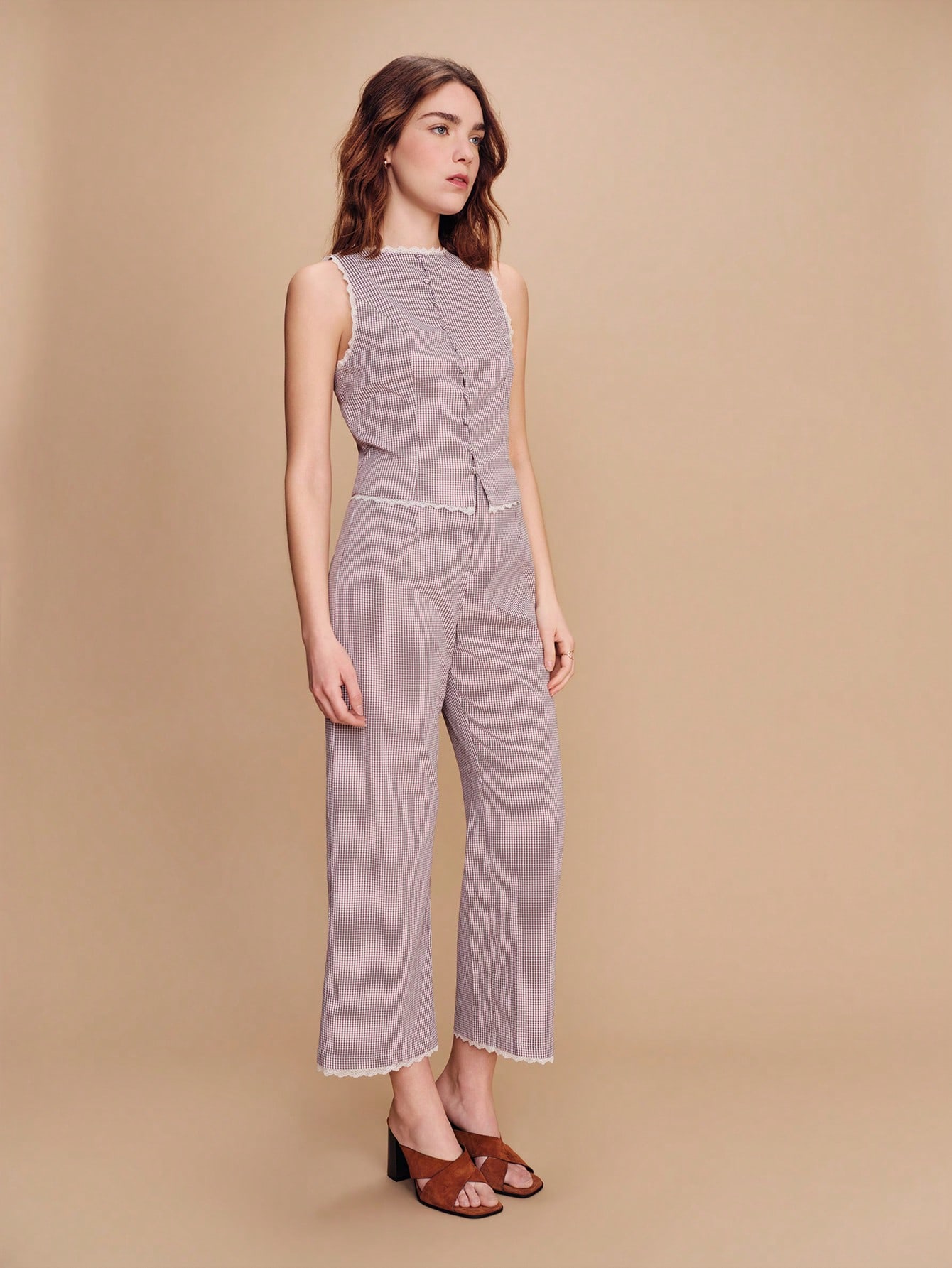 Calça Reta com Detalhes de Renda na Barra em Tecido Xadrez