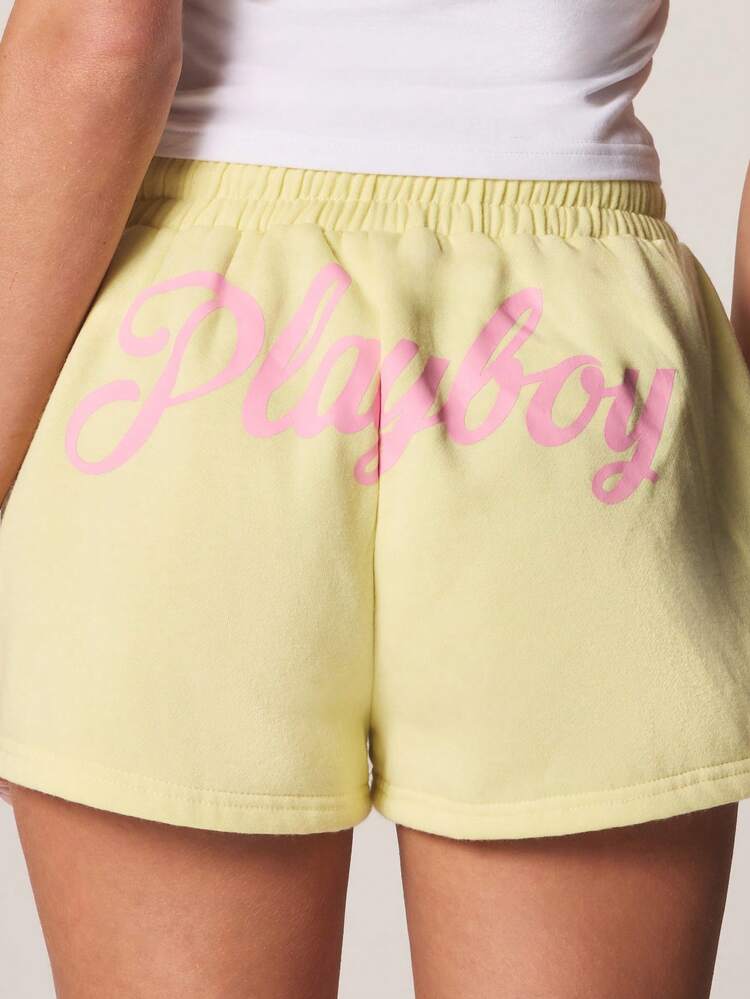 Missguided x Playboy Pantaloncini jogger oversize con coulisse e stampa in caratteri rosa, lunghezza a metà coscia, abbigliamento casual estivo da relax