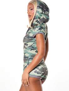 SUMWON WOMEN Mono con capucha de manga corta con estampado de camuflaje y script rosa con cierre delantero de cremallera - Verde militar - Ver 3