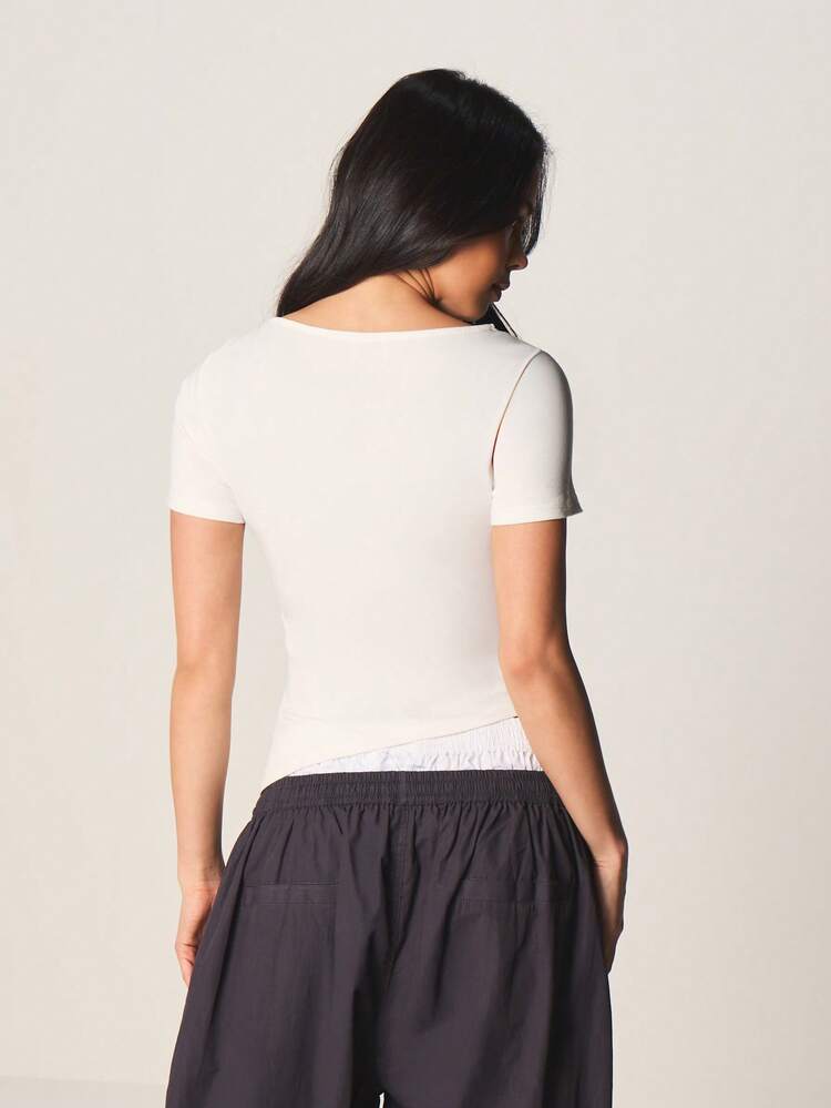 MISSGUIDED Camiseta básica de algodão com gola careca, manga curta assimétrica e detalhe de babado branco na barra, para uso casual diário na primavera e verão