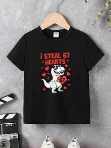 SHEIN Streecool Kids 情人节男孩休闲时尚创意个性精致简约挖掘机图案心形经典标语印花休闲基础款舒适短袖T恤，充满情人节氛围，适合男孩在情人节穿着，波兰风格户外上衣。 - 黑色 - 查看 3