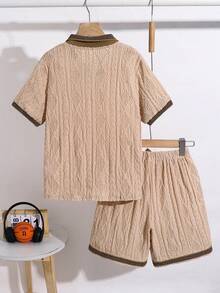 SHEIN 两件套男童休闲撞色Polo衫套装，采用纹理面料，搭配松紧腰短裤，适合户外玩耍、上学、街头穿搭、派对和休闲场合，适合秋、春、夏三季穿着。 - 杏色 - 查看 3