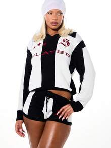 SUMWON WOMEN 条纹针织翻领足球毛衣，绣有球员号码和星星图案，长袖短款上衣 - 黑與白 - 查看 4