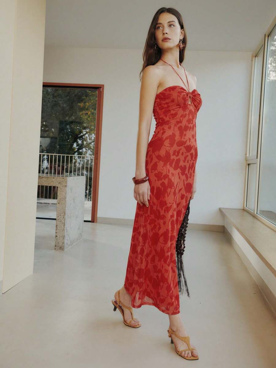Nöista Đầm maxi cổ yếm in hoa màu đỏ, một chiếc đầm hoa thanh lịch. Điểm nhấn thị giác nằm ở phần khoét ngực và những sợi dây mảnh đan chéo. Họa tiết hoa trừu tượng và chất liệu vải nhẹ khiến chiếc đầm phù hợp cho các sự kiện buổi tối, kỳ nghỉ hè và các lễ hội âm nhạc. - Đỏ - Xem 1