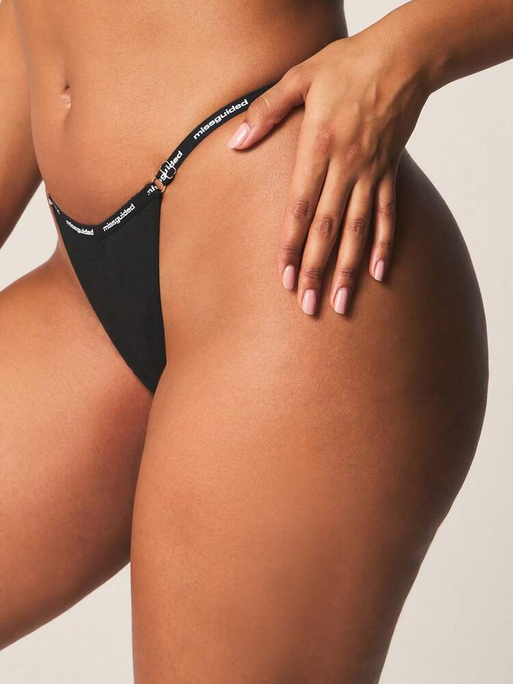 MISSGUIDED Markowa, czarna bielizna stringowa z marszczeniami po bokach i logo na pasku, zapewniająca wygodę noszenia na co dzień.