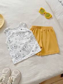 SHEIN Bộ đồ hai mảnh mùa hè cho bé trai gồm áo không tay cổ tròn in hình sư tử hoạt hình và quần short màu vàng, dễ thương, năng động và đáng yêu với các chi tiết tinh tế. Được làm từ vải dệt kim và có kiểu dáng rộng rãi, phù hợp cho nhiều dịp khác nhau như khám phá ngoài trời, tập thể dục, mặc ở nhà, đi sở thú, đến trường học và tham dự các bữa tiệc. - Màu vàng - Xem 2