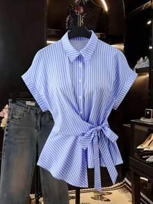 SHEIN Franclia 女士法式条纹领衬衫，夏季女士撞色条纹荷叶边短袖衬衫上衣，女士衬衫，女士条纹上衣，女士办公室商务装，女士系带腰身蓝白条纹短袖衬衫，新款女士高端质感衬衫，女士短袖不对称下摆荷叶边领衬衫上衣。蓝色条纹衬衫沙滩衬衫，女士蓝白衬衫短套装，女士度假蓝白条纹衬衫沙滩衬衫，女士夏季衬衫，女士度假蓝色条纹上衣，夏季度假衬衫，女士上衣和衬衫，女士条纹裹身衬衫，女士夏季衬衫，女士夏季度假服装，女士衬衫，女士休闲沙滩装，女士度假装 - 藍色 - 查看 4