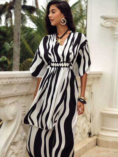 Swim Vcay V领连衣裙，黑白条纹印花，钩编工艺，适合春夏度假穿着