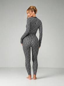 Missguided x Playboy Printed Long Sleeve Crop Top And Legging Lounge Set With Geometric Logo Pattern - Black and White - View 2