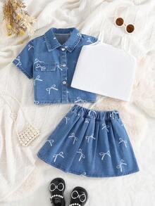 SHEIN Genkimix Kids Bộ đồ hè 3 món cho bé gái: Áo khoác denim tay ngắn màu xanh dương in hình bướm và nơ, chân váy denim cùng màu, áo tank top trắng - Thích hợp cho đi học, du lịch, họp mặt gia đình, chụp ảnh và mặc thường ngày. - Màu xanh lam - Xem 1