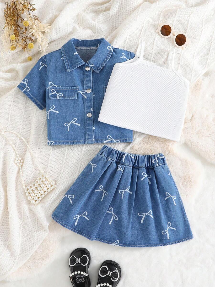 SHEIN Genkimix Kids Bộ đồ hè 3 món cho bé gái: Áo khoác denim tay ngắn màu xanh dương in hình bướm và nơ, chân váy denim cùng màu, áo tank top trắng - Thích hợp cho đi học, du lịch, họp mặt gia đình, chụp ảnh và mặc thường ngày. - Màu xanh lam - Xem 1