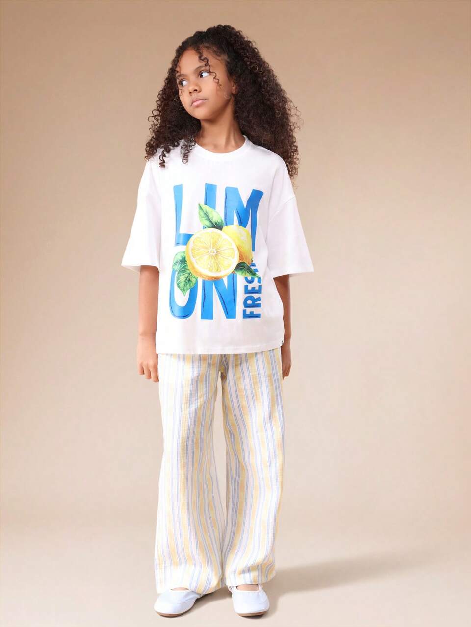 Conjunto de camiseta oversized com estampa e calça pantalona listrada