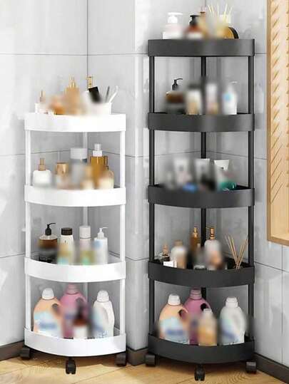 Một chiếc kệ đựng đồ trong phòng tắm hình tam giác bằng nhựa, có bánh xe và dễ di chuyển.