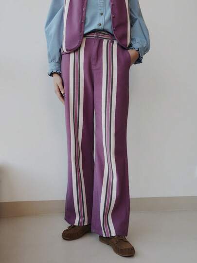 Nöista 高腰阔腿裤采用醒目的紫色、白色和深色调竖条纹设计，与无袖背心完美搭配。这套配套服装适合春夏穿着，是女士的理想之选。