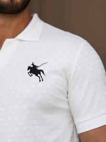 Manfinity Homme 男士骑士印花短袖Polo衫，适合通勤和日常穿着，夏季款 - 白色 - 查看 5