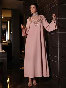 Al Najma 纯色不对称领口宽松长袖优雅奢华连衣裙，饰有3D立体花卉领饰 - 淺粉色 - 查看 5