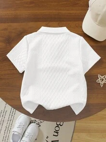 SHEIN Genkimix Kids 一件男童米色 Polo 衫，领口和袖口饰有黑色滚边，增添细节感；表面菱形纹理提升质感；左胸饰有创意“皮革贴片”设计；适合商务休闲、日常通勤、半正式社交活动和学校穿着。 - 白色 - 查看 2