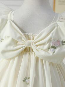 SHEIN Elladie kids 女婴荷叶边吊带花朵蓬蓬A字连衣裙。采用荷叶边吊带设计，后背饰有3D蝴蝶结，蓬蓬A字灯笼裙摆，既保证了宝宝活动自如，又展现了优雅气质。适合外出、朋友聚会和家庭庆典等场合，让您的宝宝成为众人瞩目的焦点。 - 杏色 - 查看 8