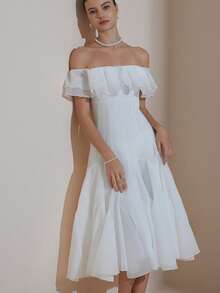 Aveloria Rosie 白色露肩荷叶边连衣裙，挺括的褶裥设计，浪漫优雅的风格，适合夏季派对、海滩度假和伴娘婚礼，收腰设计，轻盈的雪纺面料。主要特点：露肩连衣裙、荷叶边下摆、挺括设计、收腰、夏季连衣裙、浪漫连衣裙、雪纺连衣裙、度假连衣裙、飘逸连衣裙。法式小众荷叶边下摆露肩纹理面料褶裥A字连衣裙 - 白色 - 查看 4