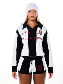 SUMWON WOMEN 条纹针织翻领足球毛衣，绣有球员号码和星星图案，长袖短款上衣 - 黑與白 - 查看 1