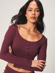 MISSGUIDED 酒红色罗纹纽扣长袖露脐上衣和配套短裤两件套，适合秋冬季居家休闲穿着。 - 紅木色 - 查看 5