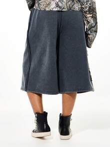 SUMWON WOMEN 阔腿牛仔短裤，饰有星星刺绣细节，中腰休闲夏季百慕大短裤款式，棉混纺面料，宽松版型 - 灰色 - 查看 2