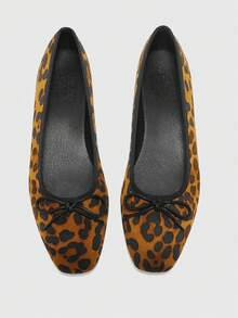 CUCCOO BIZCHIC أحذية بالية ذات كعب منخفض بتصميم فرنسي مربع الأصبع، مصنوعة من قماش مخمل مطبوع بنمط نمر بني وزخرفة فيونكة بسيطة وجميلة، مناسبة للارتداء في جميع الفصول وللتنقل اليومي وحفلات عيد الحب وغيرها من المناسبات - ليوبارد براون - مشاهدة 2