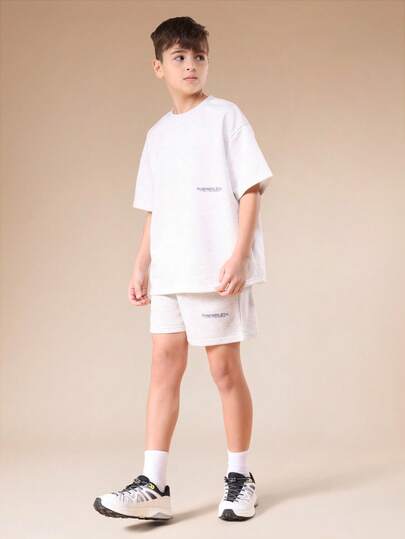 SUMWON Conjunto de camiseta de manga corta con cuello redondo y pantalones cortos a juego con dobladillo deshilachado para niños, conjunto informal de verano de dos piezas