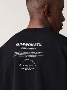 SUMWON Conjunto de camiseta de cuello redondo y pantalones cortos casuales en color negro con estampado de texto en la espalda para hombre - Negro - Ver 7