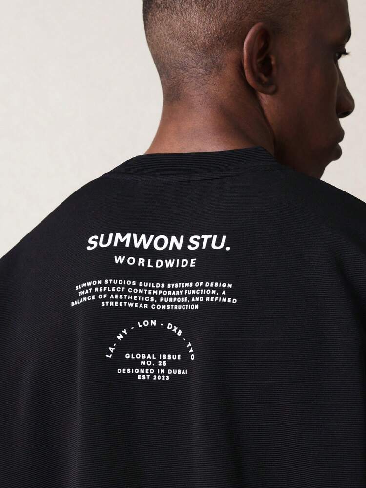 SUMWON Ensemble coordonné homme avec t-shirt oversize col rond noir et short décontracté avec imprimé texte au dos