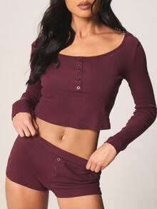 MISSGUIDED 酒红色罗纹纽扣长袖露脐上衣和配套短裤两件套，适合秋冬季居家休闲穿着。 - 紅木色 - 查看 4