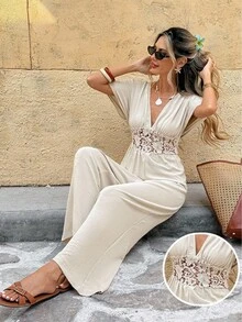 Serisse Bộ jumpsuit nữ đi nghỉ mát, màu trơn, cổ chữ V sâu, tay cánh dơi, eo phối ren, ống rộng. - Màu be - Xem 9