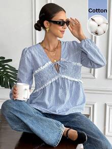 SHEIN Frenchy 女士法式休闲蓝色格子印花棉质系带长袖衬衫，春季，法式日常蓝色格子褶皱系带蕾丝边上衣，V领长袖甜美休闲衬衫，假日、海滩、情人节、春季，蓝白相间上衣，法式风格 - 淺藍色 - 查看 1