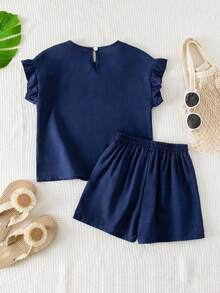 SHEIN Vintaside Kids Conjunto informal de niña preadolescente para vacaciones en la playa tropical, con parte superior holgada de cuello redondo con volantes y shorts de unicolor tejidos, para primavera/verano - Azul - Ver 5
