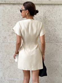 Siren Gaze 女士休闲不对称下摆连衣裙，蝙蝠袖配金属扣，夏季新款 - 杏色 - 查看 2