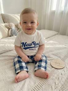 Bộ 2 món cho bé trai, áo thun ngắn tay màu trắng in chữ tiếng Anh và quần ống rộng kẻ caro xanh trắng, thoải mái để mặc ở nhà. - trắng - Xem 4