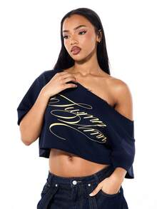 SUMWON WOMEN Top de manga larga con diseño asimétrico, estampado de guión en azul marino y borde deshilachado, con hombros descubiertos y corto - Azul - Ver 1