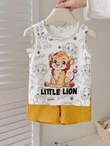 SHEIN Bộ đồ hai mảnh mùa hè cho bé trai gồm áo không tay cổ tròn in hình sư tử hoạt hình và quần short màu vàng, dễ thương, năng động và đáng yêu với các chi tiết tinh tế. Được làm từ vải dệt kim và có kiểu dáng rộng rãi, phù hợp cho nhiều dịp khác nhau như khám phá ngoài trời, tập thể dục, mặc ở nhà, đi sở thú, đến trường học và tham dự các bữa tiệc. - Màu vàng - Xem 3