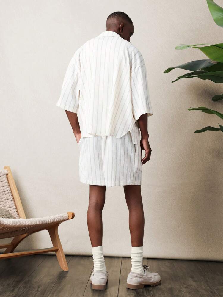 Ensemble chemise rayée et short à demi-boutonnage sur le devant