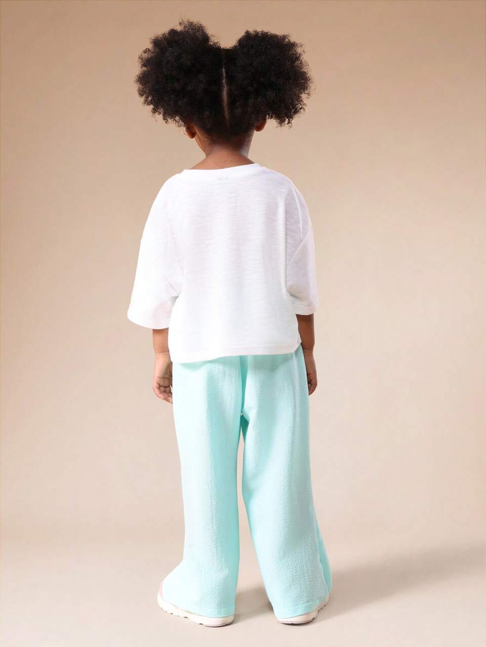 Conjunto de camiseta estampada e calça pantalona