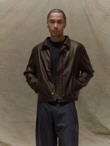 Musero 宽松修身长袖短款皮革夹克，隐形门襟设计，适合秋季和冬季穿着。 - 巧克力棕 - 查看 4
