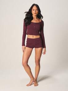 MISSGUIDED 酒红色罗纹纽扣长袖露脐上衣和配套短裤两件套，适合秋冬季居家休闲穿着。 - 紅木色 - 查看 3