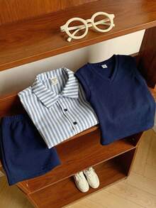 SHEIN Bộ 3 món phong cách thường ngày cho bé trai, gồm áo ba lỗ, áo sơ mi kẻ sọc và quần short, thích hợp cho tiệc sinh nhật, tiệc tối, biểu diễn, đám cưới, trường học, lễ rửa tội, tiệc mừng em bé chào đời, mùa xuân/hè/thu. - Màu xanh hải quân - Xem 5