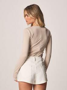 MISSGUIDED Body ajustado de manga larga con cuello redondo y paneles laterales fruncidos, hecho de tela de punto acanalado para usar en capas - Caqui - Ver 2