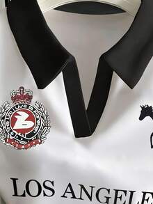 少女白色 Polo 衫，复古风格 #23 图案，马术少女印花，修身剪裁，舒适休闲，适合春夏穿着，黑白撞色设计，洛杉矶 Polo 经典款，四季皆宜。 - 白色 - 查看 4