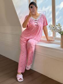 Napfluff CURVE Napfluff CURVE Bộ đồ mặc nhà thoải mái dành cho nữ cỡ lớn, màu hồng, cổ chữ V, viền ren, nơ, xếp ly, in hình trái tim, chất liệu siêu mềm mại, tay ngắn và quần dài. - Hồng - Xem 5